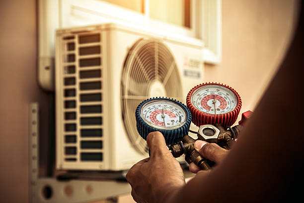 Professional Hvac technician working in Hazelwood, MO
